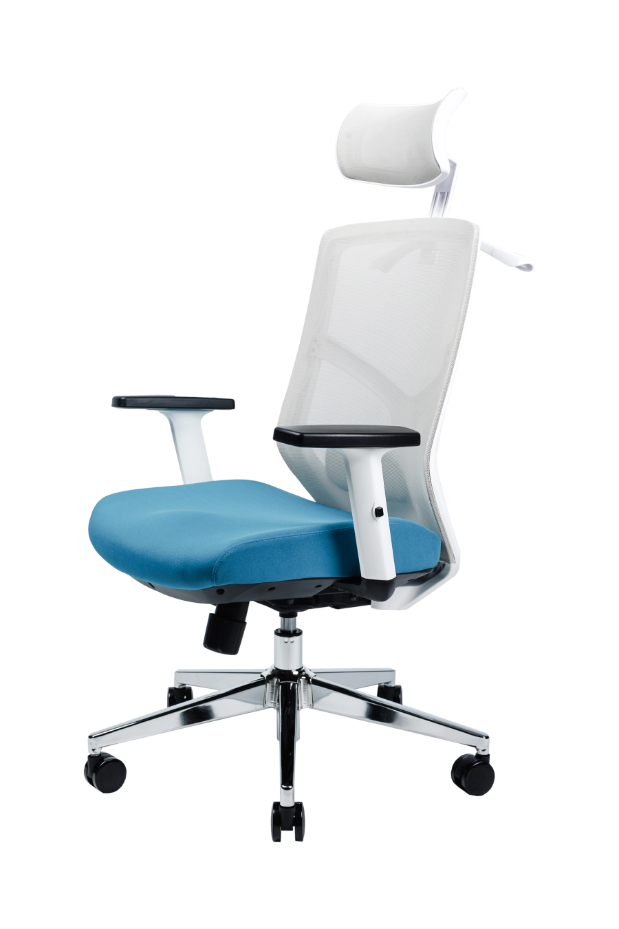 Nitra: CUSTÓ Nitra îți oferă reglaje complete: suport lombar 2D, tetieră 2D și șezut glisant pentru ajustarea adâncimii. Spătarul din plasă acrilică respiră, iar șezutul textil albastru  cu memorie distribuie uniform presiunea. Brațele reglabile pe înălțime mențin antebrațele într-un unghi corect la tastatură. Baza rotativă cu roți din poliuretan protejează podeaua și asigură mobilitate fără zgomot. Designul bicolor adaugă personalitate unui open-space modern, menținând în același timp standarde ergonomice ridicate.