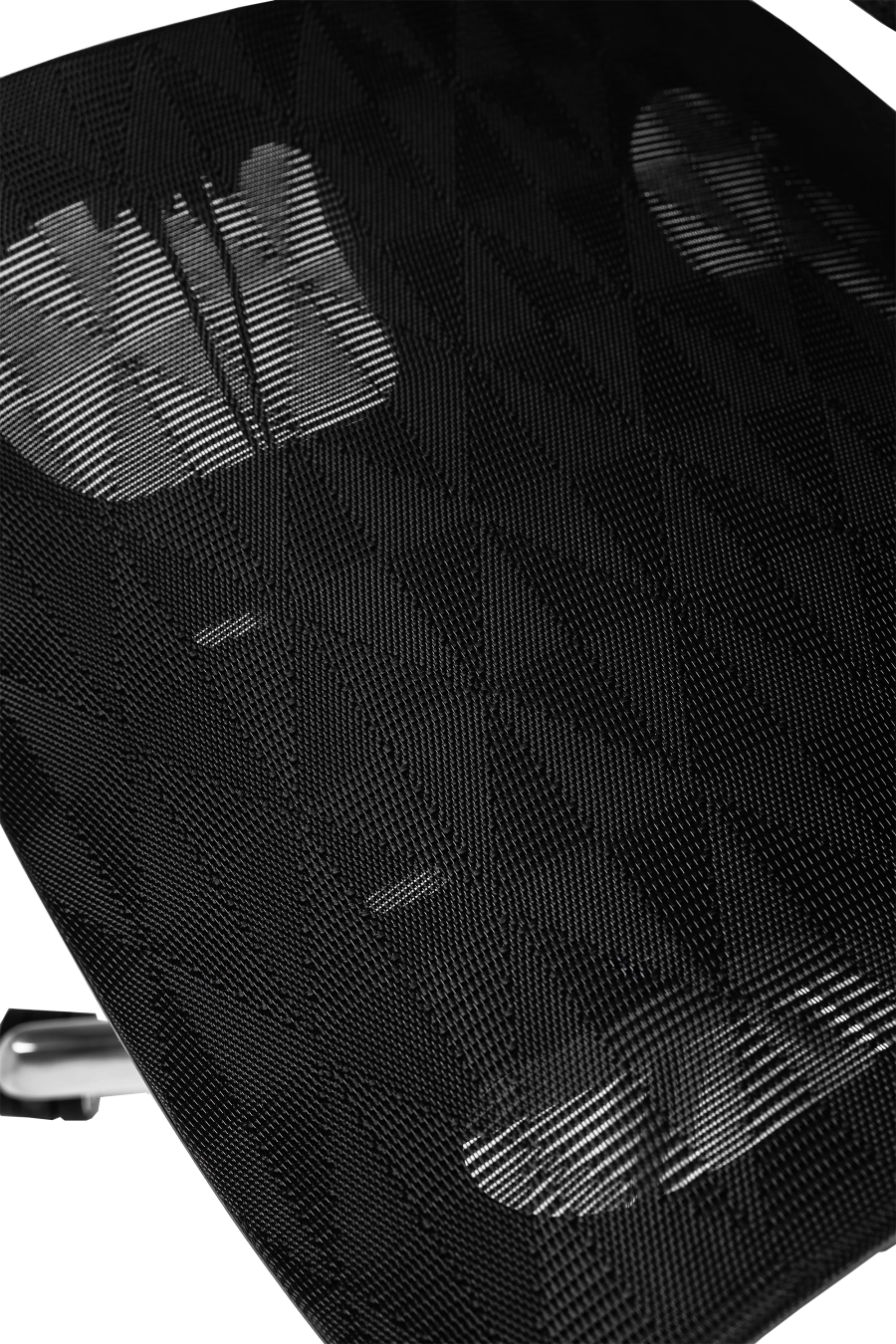 Porto: Conceput pentru reglaje la îndemână, CUSTÓ Porto combină șezutul și spătarul din plasă elastomerică ce mențin un microclimat plăcut chiar și în zilele toride. Tetiera 3D se adaptează înălțimii și unghiului capului, iar cotierele 3D permit setarea pe înălțime, adâncime și rotație. Baza rotativă ușoară și roțile din poliuretan rulează silențios, protejând pardoseala. O alegere ideală pentru birouri executive care cer funcționalitate maximă într-un look sobru.