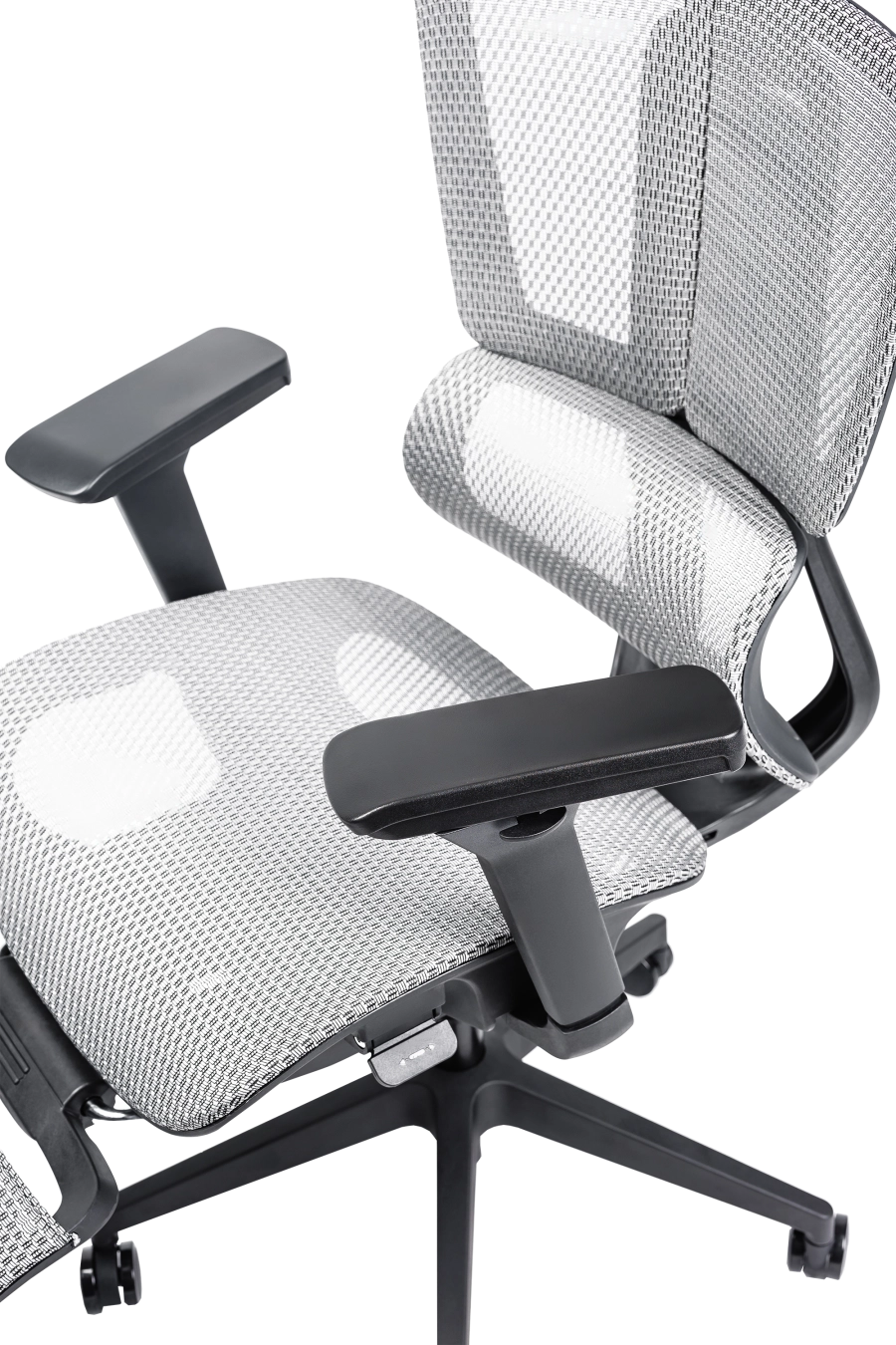 Split: CUSTÓ Split este echipat pentru versatilitate totală: plasă elastomerică ventilată, suport lombar reglabil, tetieră 3D și cotiere 3D pentru ajustare milimetrică. Reglarea pe înălțime a spătarului și șezutul glisant adaptă scaunul la orice statură. Suportul pentru picioare și umerașul integrat transformă spațiul într-o mini-zonă de relaxare fără a ieși din fluxul de lucru. Mecanismul sincron menține echilibrul ergonomic, iar roțile din poliuretan se mișcă lin pe pardoseală. Finisajul gri subtil se potrivește birourilor high-tech care favorizează soluții all-in-one.
