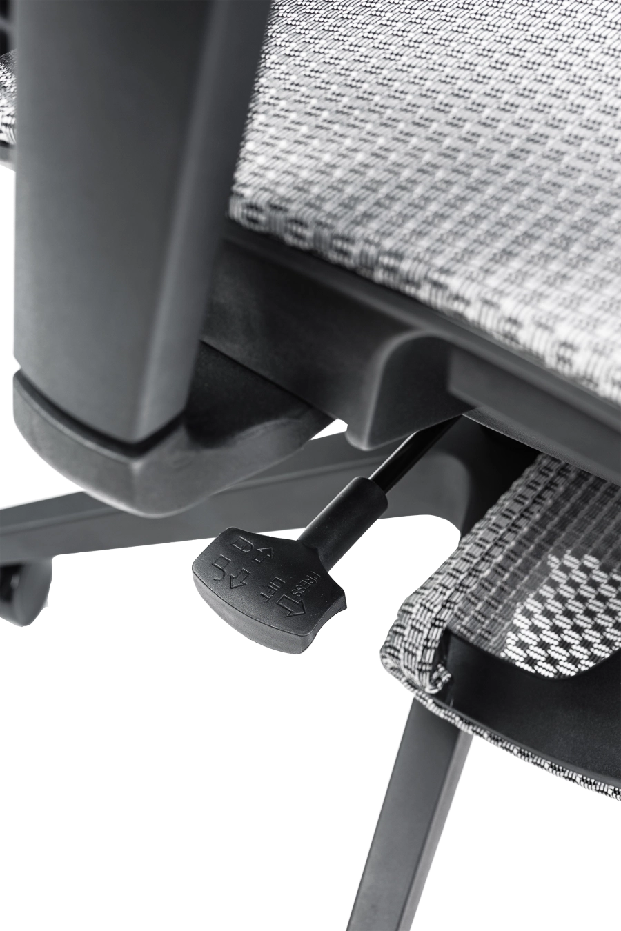 Split: CUSTÓ Split este echipat pentru versatilitate totală: plasă elastomerică ventilată, suport lombar reglabil, tetieră 3D și cotiere 3D pentru ajustare milimetrică. Reglarea pe înălțime a spătarului și șezutul glisant adaptă scaunul la orice statură. Suportul pentru picioare și umerașul integrat transformă spațiul într-o mini-zonă de relaxare fără a ieși din fluxul de lucru. Mecanismul sincron menține echilibrul ergonomic, iar roțile din poliuretan se mișcă lin pe pardoseală. Finisajul gri subtil se potrivește birourilor high-tech care favorizează soluții all-in-one.