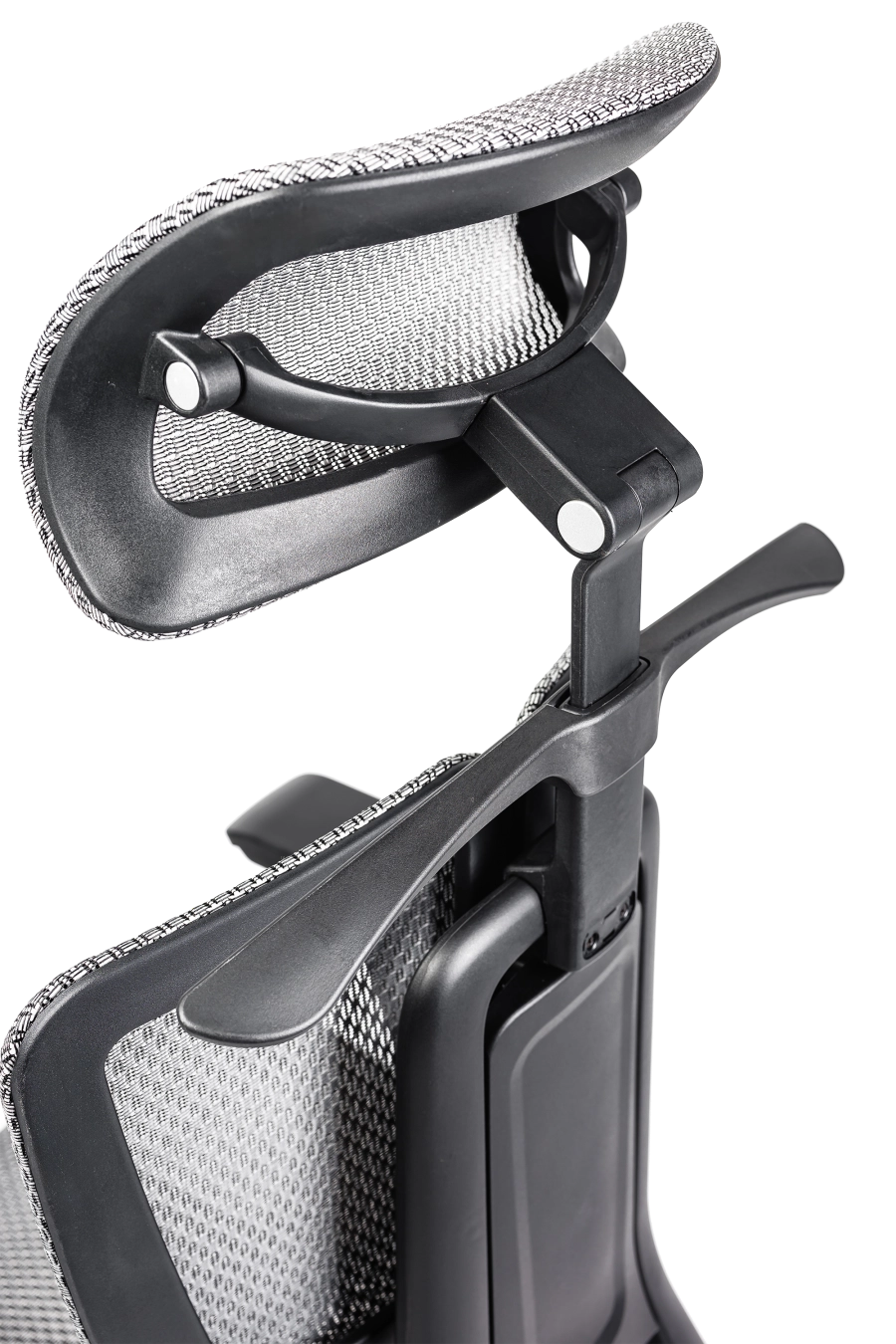 Split: CUSTÓ Split este echipat pentru versatilitate totală: plasă elastomerică ventilată, suport lombar reglabil, tetieră 3D și cotiere 3D pentru ajustare milimetrică. Reglarea pe înălțime a spătarului și șezutul glisant adaptă scaunul la orice statură. Suportul pentru picioare și umerașul integrat transformă spațiul într-o mini-zonă de relaxare fără a ieși din fluxul de lucru. Mecanismul sincron menține echilibrul ergonomic, iar roțile din poliuretan se mișcă lin pe pardoseală. Finisajul gri subtil se potrivește birourilor high-tech care favorizează soluții all-in-one.