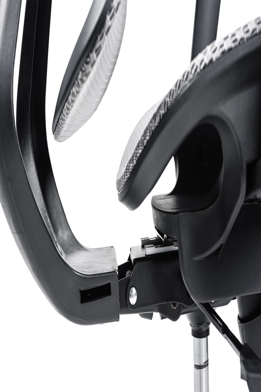 Split: CUSTÓ Split este echipat pentru versatilitate totală: plasă elastomerică ventilată, suport lombar reglabil, tetieră 3D și cotiere 3D pentru ajustare milimetrică. Reglarea pe înălțime a spătarului și șezutul glisant adaptă scaunul la orice statură. Suportul pentru picioare și umerașul integrat transformă spațiul într-o mini-zonă de relaxare fără a ieși din fluxul de lucru. Mecanismul sincron menține echilibrul ergonomic, iar roțile din poliuretan se mișcă lin pe pardoseală. Finisajul gri subtil se potrivește birourilor high-tech care favorizează soluții all-in-one.