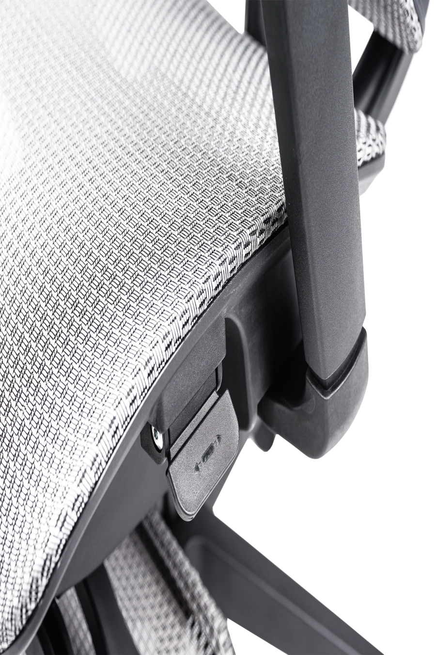 Split: CUSTÓ Split este echipat pentru versatilitate totală: plasă elastomerică ventilată, suport lombar reglabil, tetieră 3D și cotiere 3D pentru ajustare milimetrică. Reglarea pe înălțime a spătarului și șezutul glisant adaptă scaunul la orice statură. Suportul pentru picioare și umerașul integrat transformă spațiul într-o mini-zonă de relaxare fără a ieși din fluxul de lucru. Mecanismul sincron menține echilibrul ergonomic, iar roțile din poliuretan se mișcă lin pe pardoseală. Finisajul gri subtil se potrivește birourilor high-tech care favorizează soluții all-in-one.