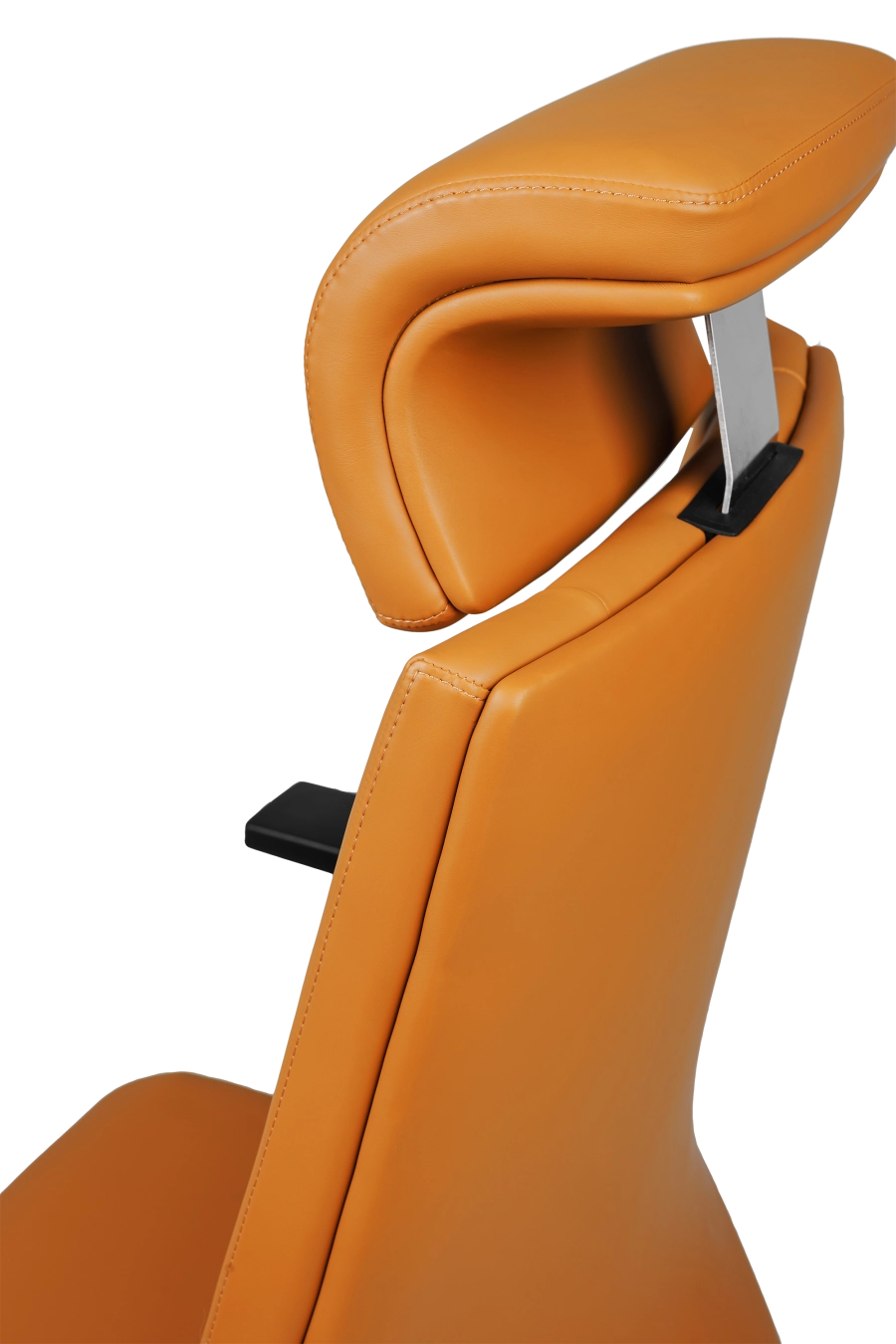 Barcelona: CUSTÓ Barcelona combină suplețea pielii artificiale de calitate premium cu avantajul cotierelor 3D, care se reglează rapid pe înălțime, adâncime și rotație pentru o postură relaxată la tastatură. Șezutul ergonomic este capitonat cu spumă de înaltă densitate, iar spătarul urmează linia spatelui, tetiera fixă susținând coloana cervicală în pauzele scurte. Mecanismul de balansare îți permite să alternezi între lucru intens și destindere. Accentele oranj energizează spațiul de lucru și adaugă personalitate fără a distrage atenția.