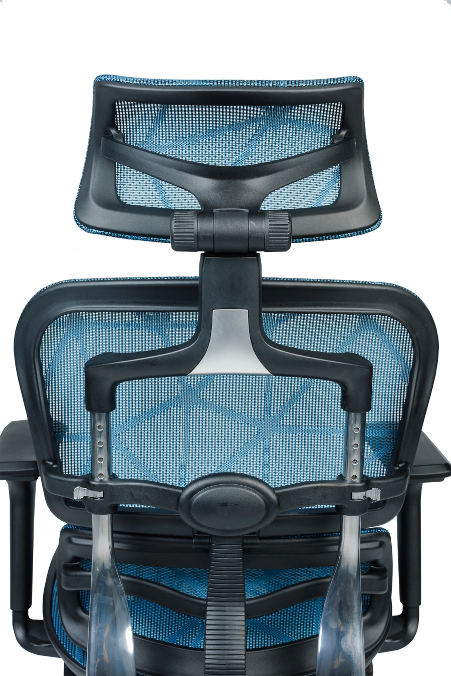 Torino: CUSTÓ Torino aduce ergonomie completă: spătar și șezut din plasă elastomerică pentru răcire constantă, spătar reglabil pe înălțime și șezut glisant pentru adâncime personalizată. Suportul lombar ajustabil reduce presiunea de pe coloană, iar tetiera 3D elimină tensiunea din zona cervicală. Cotierele 3D se adaptează tastării, prezentărilor și momentelor de relaxare. Mecanismul sincron urmărește mișcările naturale ale corpului, menținând postura corectă. Roțile din poliuretan alunecă silențios, protejând pardoseala. Finisajul albastru se potrivește spațiilor de lucru creative.