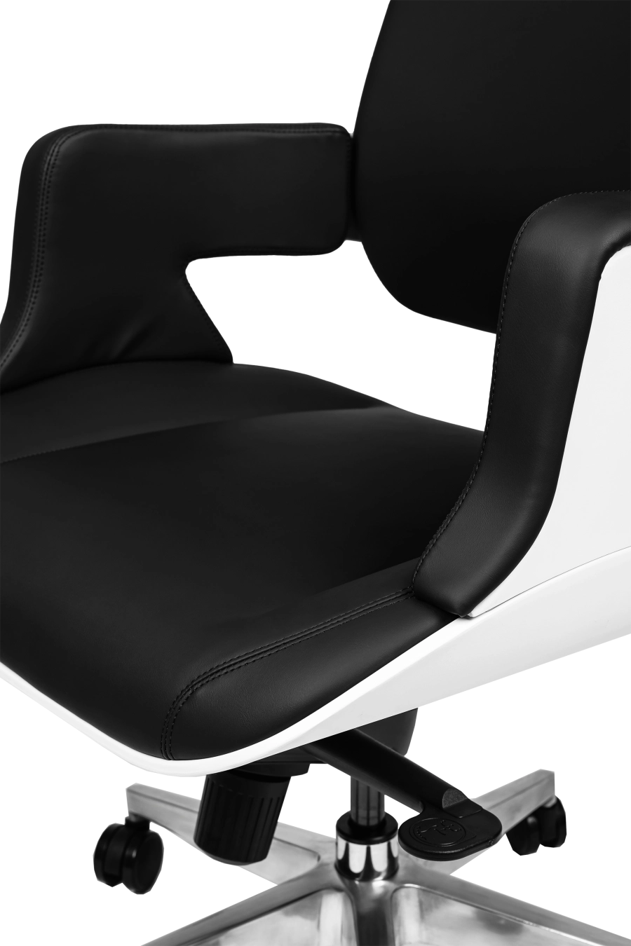 Houston: CUSTÓ Houston se concentrează pe simplitate și durabilitate: șezut și spătar din piele artificială de calitate premium, culoare neagră, ușor de curățat și rezistentă la uzură. Cadru rotativ robust, structură de tip monobloc. Cotierele fixe stabilizează antebrațele, reducând tensiunea în umeri. Spătarul înalt susține zona cervicală, iar mecanismul de balans facilitează micro-pauzele active. Designul minimalist și sobru se potrivește perfect spațiilor directoriale.
