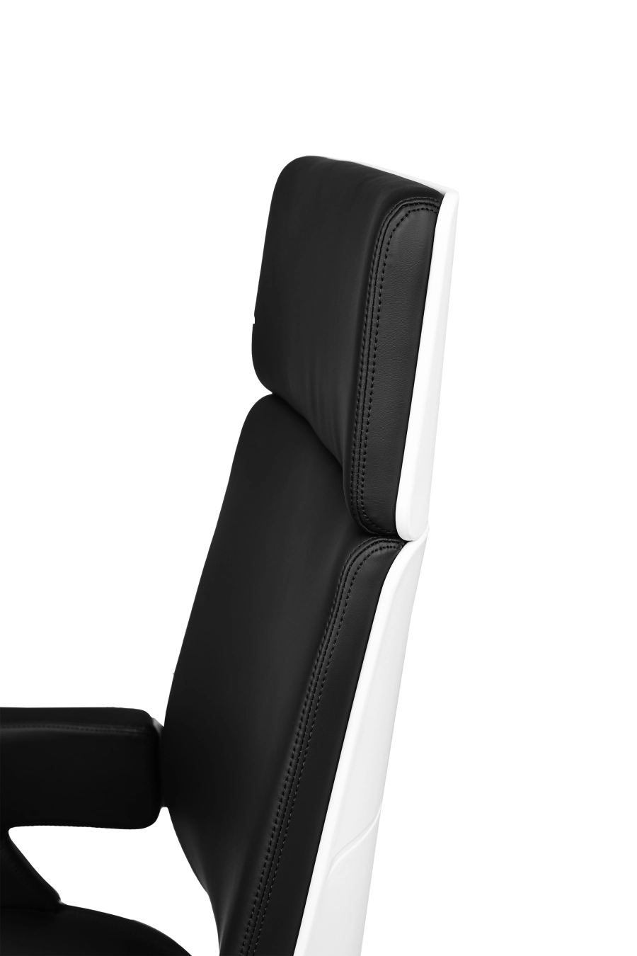 Houston: CUSTÓ Houston se concentrează pe simplitate și durabilitate: șezut și spătar din piele artificială de calitate premium, culoare neagră, ușor de curățat și rezistentă la uzură. Cadru rotativ robust, structură de tip monobloc. Cotierele fixe stabilizează antebrațele, reducând tensiunea în umeri. Spătarul înalt susține zona cervicală, iar mecanismul de balans facilitează micro-pauzele active. Designul minimalist și sobru se potrivește perfect spațiilor directoriale.