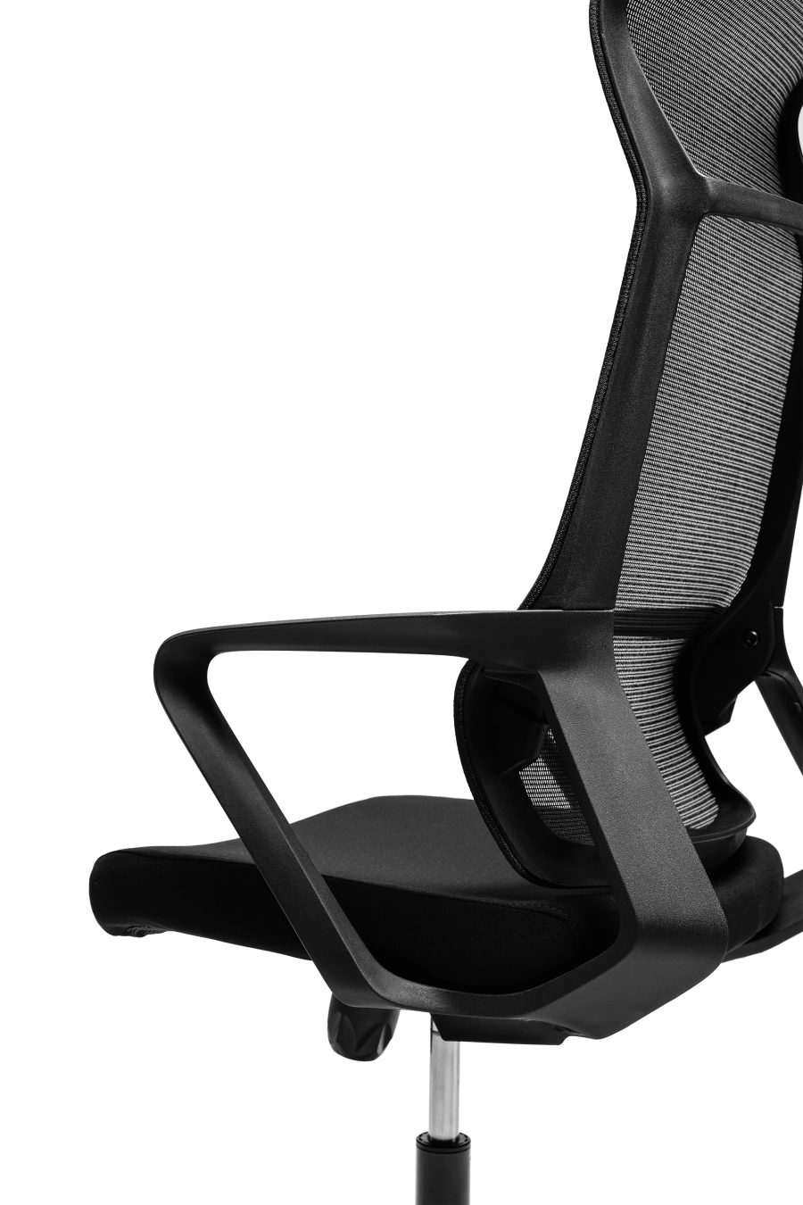 Tallin: Fotoliul CUSTÓ Tallin combină designul minimalist cu funcţionalitatea practică: şezutul din stofă conferă confort imediat, în timp ce spătarul din plasă elastomerică susţine eficient ventilarea pe durata unei zile întregi. Suportul lombar fix adaugă stabilitate şi protecţie posturală pe intervale lungi de lucru. Cotierele fixe şi mecanismul tip „fluture” cu blocare într-o poziţie simplifică utilizarea, iar baza stelată cu role din nailon asigură mobilitate lină pe suprafeţe diverse. Reglabil pe înălţime cu o capacitate de încărcare de până la 120 kg, această model în design all-black emană sobrietate şi se integrează elegant în spaţii de lucru, acasă sau la birou.