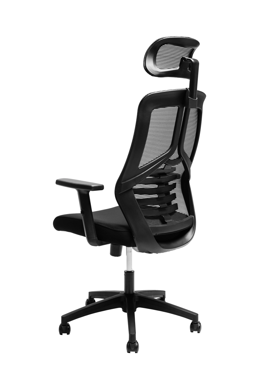 Monza: Fotoliul CUSTÓ Monza îmbină eleganţa discretă cu funcţionalitatea avansată: șezutul tapiţat din stofă asigură o priză confortabilă imediat ce te aşezi, iar spătarul din plasă elastomerică permite o ventilare eficientă pe durata întregii zile de lucru. Tetiera reglabilă pe înălţime și unghi oferă suport optim pentru cap şi gât, în timp ce suportul lombar fix îţi menţine postura corectă în intervale prelungite de activitate. Cotierele ajustabile pe înălţime se adaptează nevoilor tale în timpul conferinţelor, discuțiilor la masă sau al schimbării rapide între birou şi spaţiul de relaxare. Mecanismul sincron confirmă angajamentul pentru ergonomie, iar baza stelată din oțel cromat, combinată cu role din poliuretan, garantează mobilitate lină și stabilitate solidă pe diferite tipuri de suprafețe. O alegere ideală pentru birouri executive sau spaţii profesionale unde confortul şi profesionalismul merg mână în mână.