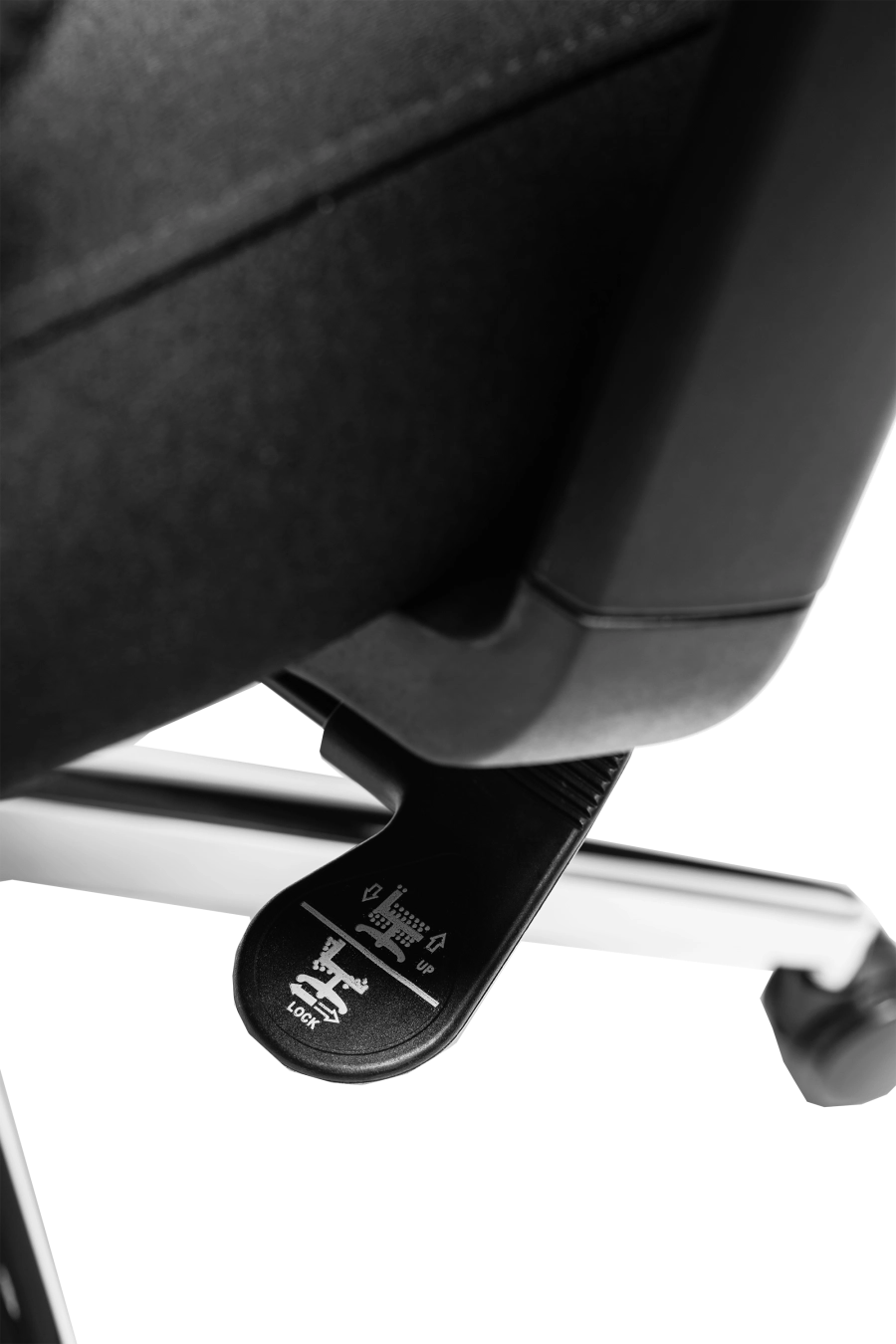 Cordoba: CUSTÓ Cordoba combină eleganţa minimalistă cu ergonomia avansată: şezutul tapitat din stofă conferă confort imediat, iar spătarul din plasă elastomerică asigură o ventilaţie eficientă pe durata întregii zile de lucru. Tetiera reglabilă 3D îţi permite ajustări fine în înălţime, adâncime şi unghi, pentru o susţinere optimă a capului şi gâtului. Suportul lombar fix menţine postura corectă fără efort suplimentar. Cotierele ajustabile pe înălţime se pliază pe nevoile tale — fie în intervale de concentrare, fie în momente de relaxare la birou. Mecanismul sincron cu blocare într-o poziţie şi baza stelată din oţel cromat, împreună cu rolele din poliuretan, garantează mobilitate lină şi stabilitate solidă pe diferite tipuri de suprafeţe. Negrul predominant conferă o eleganţă sobru-executivă, ideală pentru spaţii de birou unde profesionalismul contează.