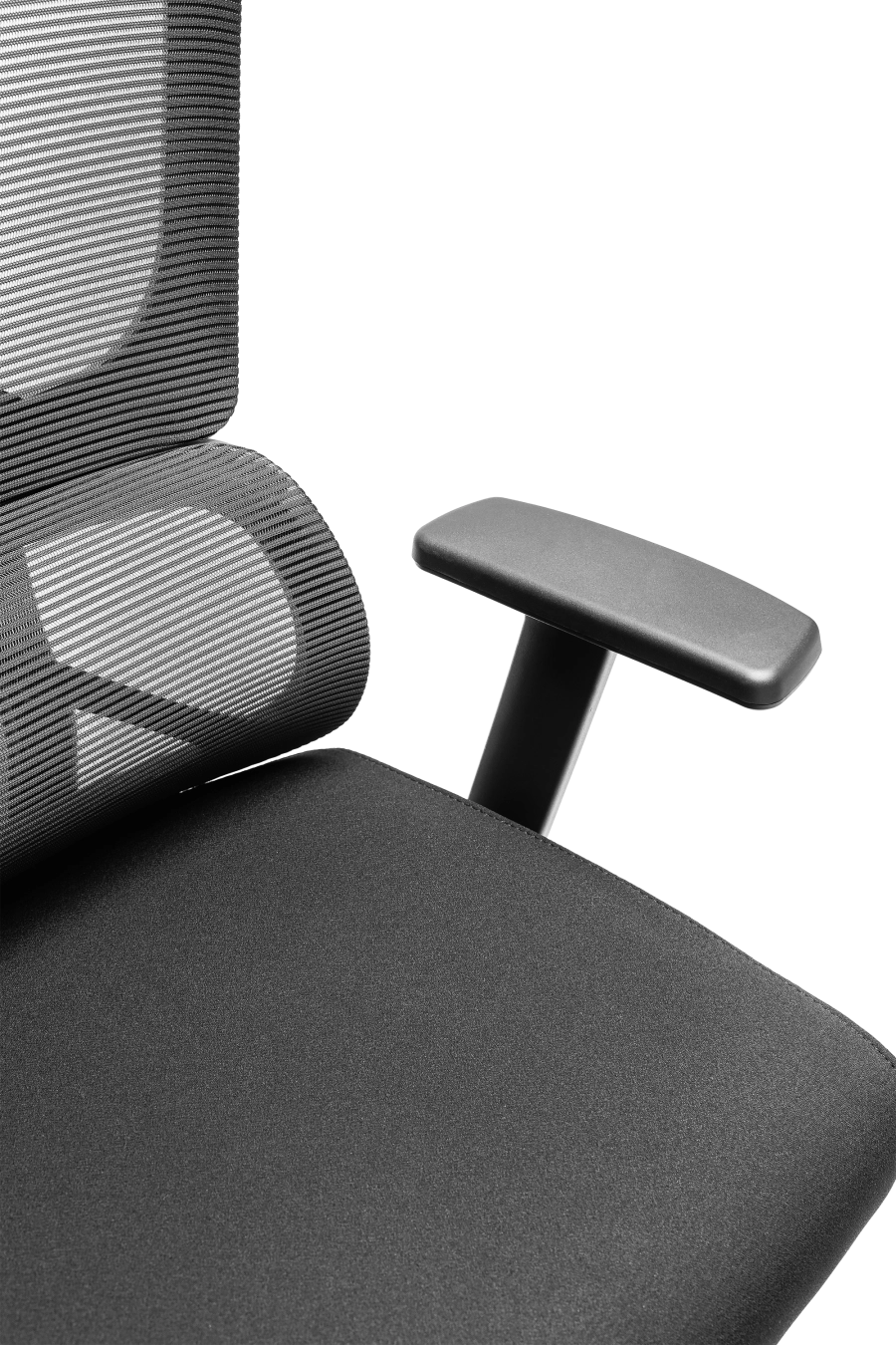 Cordoba: CUSTÓ Cordoba combină eleganţa minimalistă cu ergonomia avansată: şezutul tapitat din stofă conferă confort imediat, iar spătarul din plasă elastomerică asigură o ventilaţie eficientă pe durata întregii zile de lucru. Tetiera reglabilă 3D îţi permite ajustări fine în înălţime, adâncime şi unghi, pentru o susţinere optimă a capului şi gâtului. Suportul lombar fix menţine postura corectă fără efort suplimentar. Cotierele ajustabile pe înălţime se pliază pe nevoile tale — fie în intervale de concentrare, fie în momente de relaxare la birou. Mecanismul sincron cu blocare într-o poziţie şi baza stelată din oţel cromat, împreună cu rolele din poliuretan, garantează mobilitate lină şi stabilitate solidă pe diferite tipuri de suprafeţe. Negrul predominant conferă o eleganţă sobru-executivă, ideală pentru spaţii de birou unde profesionalismul contează.