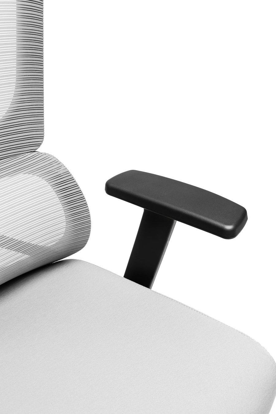 Cordoba: CUSTÓ Cordoba combină eleganţa minimalistă cu ergonomia avansată: şezutul tapitat din stofă conferă confort imediat, iar spătarul din plasă elastomerică asigură o ventilaţie eficientă pe durata întregii zile de lucru. Tetiera reglabilă 3D îţi permite ajustări fine în înălţime, adâncime şi unghi, pentru o susţinere optimă a capului şi gâtului. Suportul lombar fix menţine postura corectă fără efort suplimentar. Cotierele ajustabile pe înălţime se pliază pe nevoile tale — fie în intervale de concentrare, fie în momente de relaxare la birou. Mecanismul sincron cu blocare într-o poziţie şi baza stelată din oţel cromat, împreună cu rolele din poliuretan, garantează mobilitate lină şi stabilitate solidă pe diferite tipuri de suprafeţe. Culoarea gri adaugă o notă sobru-executivă, perfect integrabil în spaţii profesionale unde stilul şi confortul merg mână în mână.