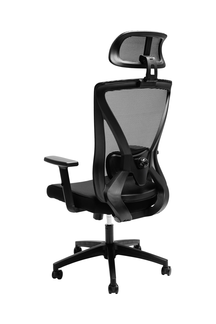 Belfast: CUSTÓ Belfast aduce un nivel superior de ergonomie și rafinament profesional, creat pentru cei care petrec mult timp la birou. Șezutul tapițat din stofă oferă confort uniform și susținere corectă, iar spătarul din plasă elastomerică menține o circulație optimă a aerului pe durata întregii zile. Suportul lombar reglabil 2D permite adaptarea individuală la forma spatelui, reducând tensiunea în zona inferioară. Tetiera reglabilă 3D — pe înălțime, adâncime și unghi — oferă susținere personalizată pentru cap și gât, în timp ce cotierele ajustabile pe înălțime facilitează o poziție naturală a brațelor în orice tip de activitate. Mecanismul sincron asigură libertate de mișcare și echilibru, iar baza solidă din oțel cromat, completată de roțile din poliuretan, garantează stabilitate și deplasare lină. Designul all-black emană eleganță sobră și autoritate, potrivit mediilor executive unde confortul și profesionalismul merg perfect împreună.