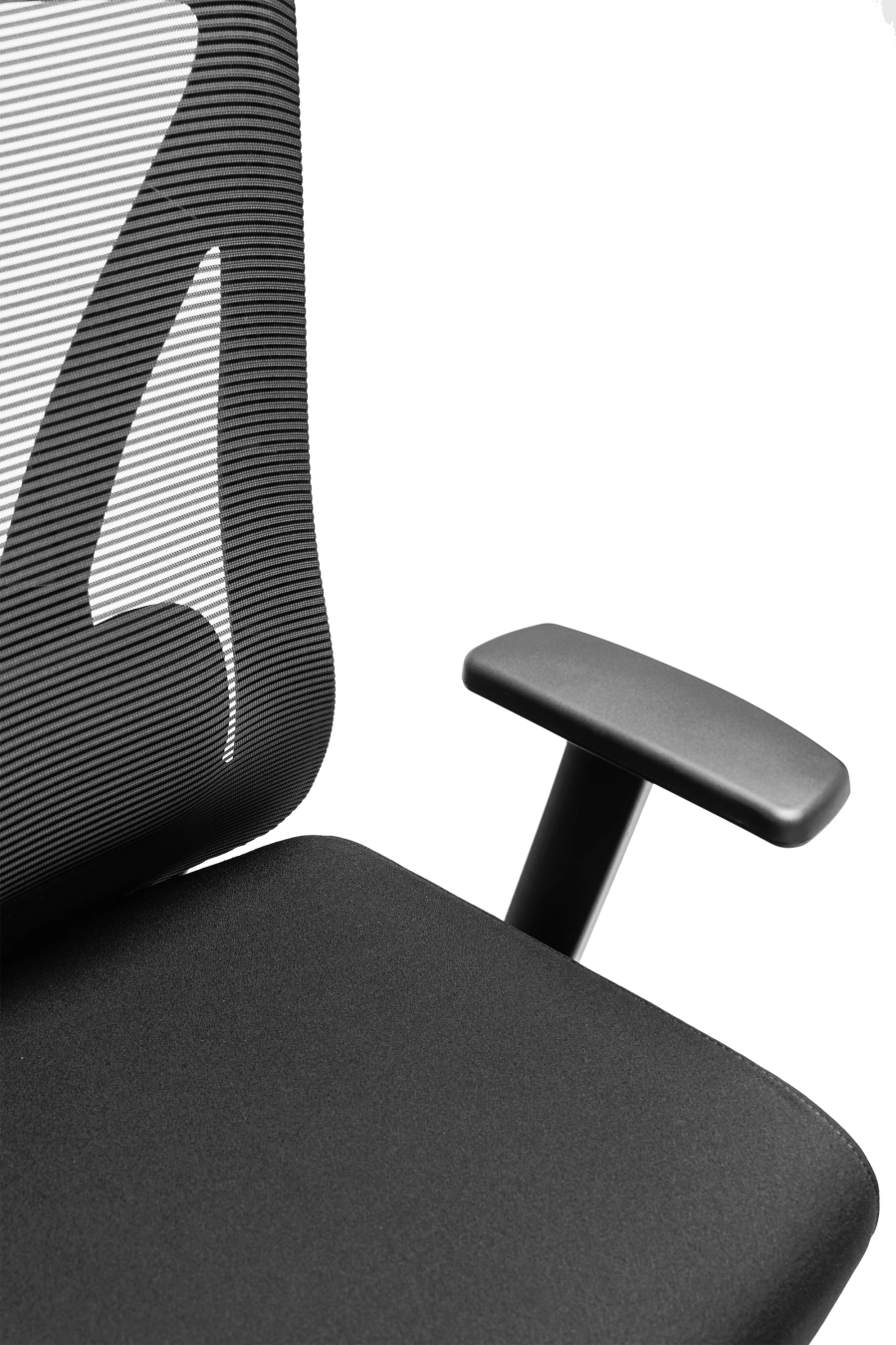 Belfast: CUSTÓ Belfast aduce un nivel superior de ergonomie și rafinament profesional, creat pentru cei care petrec mult timp la birou. Șezutul tapițat din stofă oferă confort uniform și susținere corectă, iar spătarul din plasă elastomerică menține o circulație optimă a aerului pe durata întregii zile. Suportul lombar reglabil 2D permite adaptarea individuală la forma spatelui, reducând tensiunea în zona inferioară. Tetiera reglabilă 3D — pe înălțime, adâncime și unghi — oferă susținere personalizată pentru cap și gât, în timp ce cotierele ajustabile pe înălțime facilitează o poziție naturală a brațelor în orice tip de activitate. Mecanismul sincron asigură libertate de mișcare și echilibru, iar baza solidă din oțel cromat, completată de roțile din poliuretan, garantează stabilitate și deplasare lină. Designul all-black emană eleganță sobră și autoritate, potrivit mediilor executive unde confortul și profesionalismul merg perfect împreună.