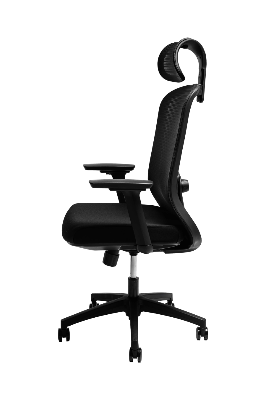 Bergamo: CUSTÓ Bergamo îmbină performanța ergonomicii cu designul modern: șezutul tapițat din stofă oferă confort constant, iar spătarul din plasă elastomerică asigură o ventilație optimă pe durata întregii zile de lucru. Suportul lombar reglabil 3D permite ajustarea pe înălțime, adâncime și adâncire, adaptându-se perfect curburii naturale a spatelui și reducând tensiunea în zona inferioară. Tetiera reglabilă pe înălțime oferă susținere suplimentară pentru cap și gât, iar cotierele reglabile 3D permit ajustarea în înălțime, adâncire și lățime, asigurând o poziție naturală a brațelor în orice activitate. Mecanismul sincron cu blocare într-o poziție și baza stelată din plastic dur, echipată cu roți din poliuretan, garantează stabilitate și mobilitate lină pe diferite tipuri de suprafețe. Designul all-black conferă o notă sobru-executivă, potrivită pentru spații profesionale unde confortul și profesionalismul sunt esențiale.