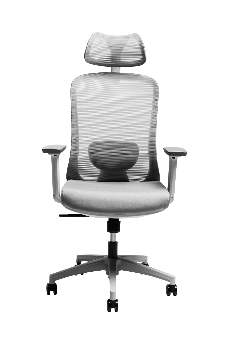 Bergamo: CUSTÓ Bergamo îmbină performanța ergonomicii cu designul modern: șezutul tapițat din stofă oferă confort constant, iar spătarul din plasă elastomerică asigură o ventilație optimă pe durata întregii zile de lucru. Suportul lombar reglabil 3D permite ajustarea pe înălțime, adâncime și adâncire, adaptându-se perfect curburii naturale a spatelui și reducând tensiunea în zona inferioară. Tetiera reglabilă pe înălțime oferă susținere suplimentară pentru cap și gât, iar cotierele reglabile 3D permit ajustarea în înălțime, adâncire și lățime, asigurând o poziție naturală a brațelor în orice activitate. Mecanismul sincron cu blocare într-o poziție și baza stelată din plastic dur, echipată cu roți din poliuretan, garantează stabilitate și mobilitate lină pe diferite tipuri de suprafețe. Designul gri conferă o notă sobru-executivă, potrivită pentru spații profesionale unde confortul și profesionalismul sunt esențiale.