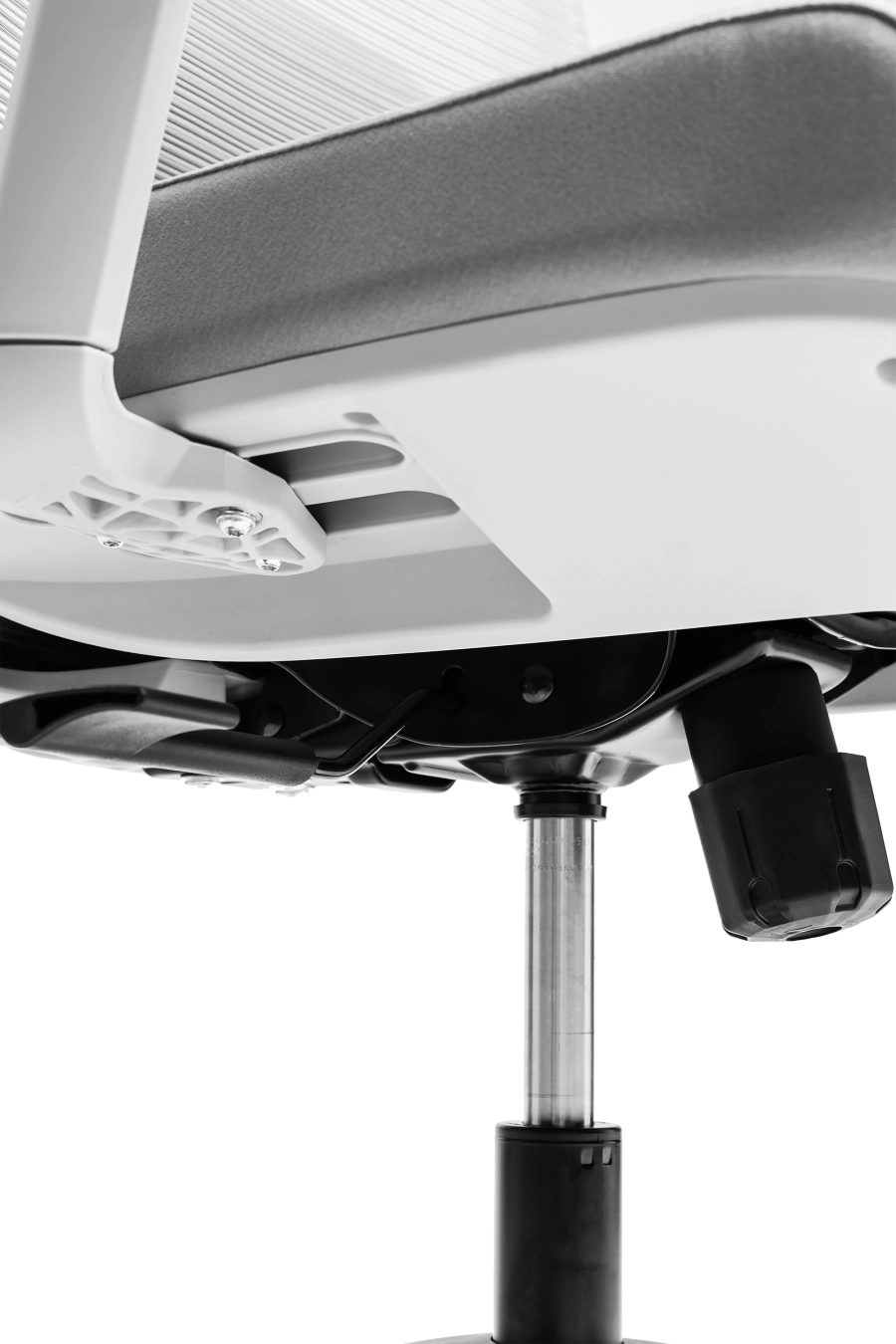 Bergamo: CUSTÓ Bergamo îmbină performanța ergonomicii cu designul modern: șezutul tapițat din stofă oferă confort constant, iar spătarul din plasă elastomerică asigură o ventilație optimă pe durata întregii zile de lucru. Suportul lombar reglabil 3D permite ajustarea pe înălțime, adâncime și adâncire, adaptându-se perfect curburii naturale a spatelui și reducând tensiunea în zona inferioară. Tetiera reglabilă pe înălțime oferă susținere suplimentară pentru cap și gât, iar cotierele reglabile 3D permit ajustarea în înălțime, adâncire și lățime, asigurând o poziție naturală a brațelor în orice activitate. Mecanismul sincron cu blocare într-o poziție și baza stelată din plastic dur, echipată cu roți din poliuretan, garantează stabilitate și mobilitate lină pe diferite tipuri de suprafețe. Designul gri conferă o notă sobru-executivă, potrivită pentru spații profesionale unde confortul și profesionalismul sunt esențiale.