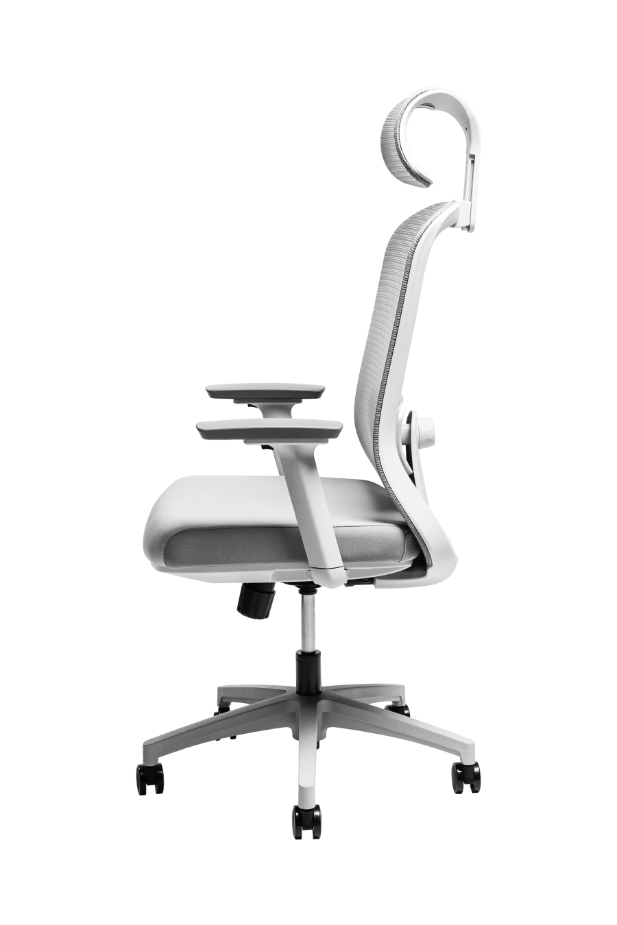 Bergamo: CUSTÓ Bergamo îmbină performanța ergonomicii cu designul modern: șezutul tapițat din stofă oferă confort constant, iar spătarul din plasă elastomerică asigură o ventilație optimă pe durata întregii zile de lucru. Suportul lombar reglabil 3D permite ajustarea pe înălțime, adâncime și adâncire, adaptându-se perfect curburii naturale a spatelui și reducând tensiunea în zona inferioară. Tetiera reglabilă pe înălțime oferă susținere suplimentară pentru cap și gât, iar cotierele reglabile 3D permit ajustarea în înălțime, adâncire și lățime, asigurând o poziție naturală a brațelor în orice activitate. Mecanismul sincron cu blocare într-o poziție și baza stelată din plastic dur, echipată cu roți din poliuretan, garantează stabilitate și mobilitate lină pe diferite tipuri de suprafețe. Designul gri conferă o notă sobru-executivă, potrivită pentru spații profesionale unde confortul și profesionalismul sunt esențiale.