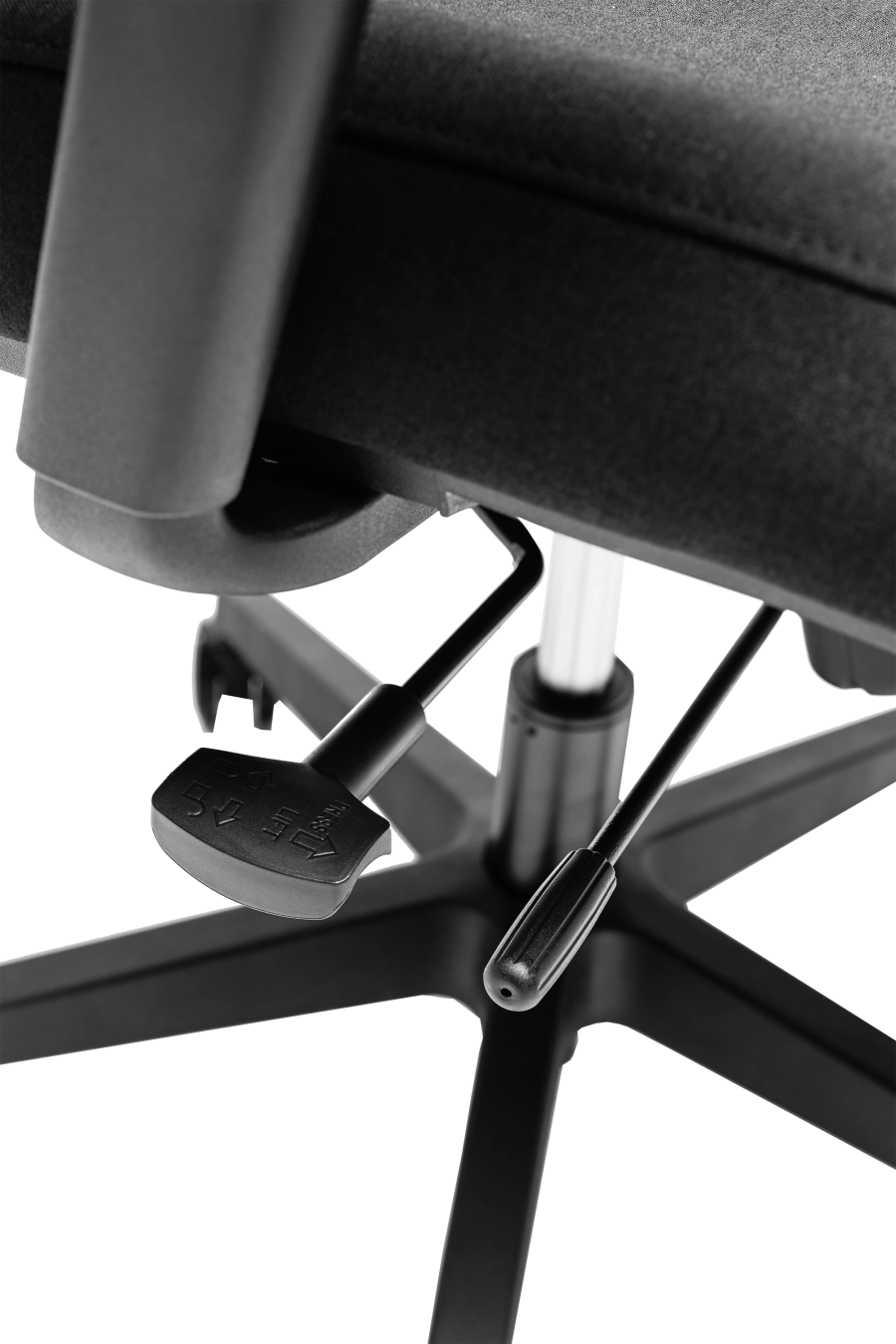 Roma: CUSTÓ Roma redefinește confortul și adaptabilitatea în mediul profesional: șezutul tapițat din stofă oferă o priză plăcută și susținere constantă, iar spătarul din plasă elastomerică asigură ventilație eficientă pe durata întregii zile de lucru. Suportul lombar reglabil pe înălțime permite ajustarea precisă pentru o susținere optimă a zonei inferioare a spatelui. Tetiera reglabilă pe înălțime completează ergonomia, oferind susținere suplimentară pentru cap și gât. Cotierele reglabile 4D (în înălțime, adâncire, lățime și unghi) permit personalizarea poziției brațelor în funcție de activitățile desfășurate. Mecanismul multifuncțional cu blocare în trei poziții și translare a șezutului asigură flexibilitate în mișcare și stabilitate. Baza stelată din plastic dur, echipată cu roți din poliuretan, garantează mobilitate lină și stabilitate pe diferite tipuri de suprafețe. Designul all-black conferă o notă sobru-executivă, potrivită pentru birouri moderne unde confortul și profesionalismul contează.