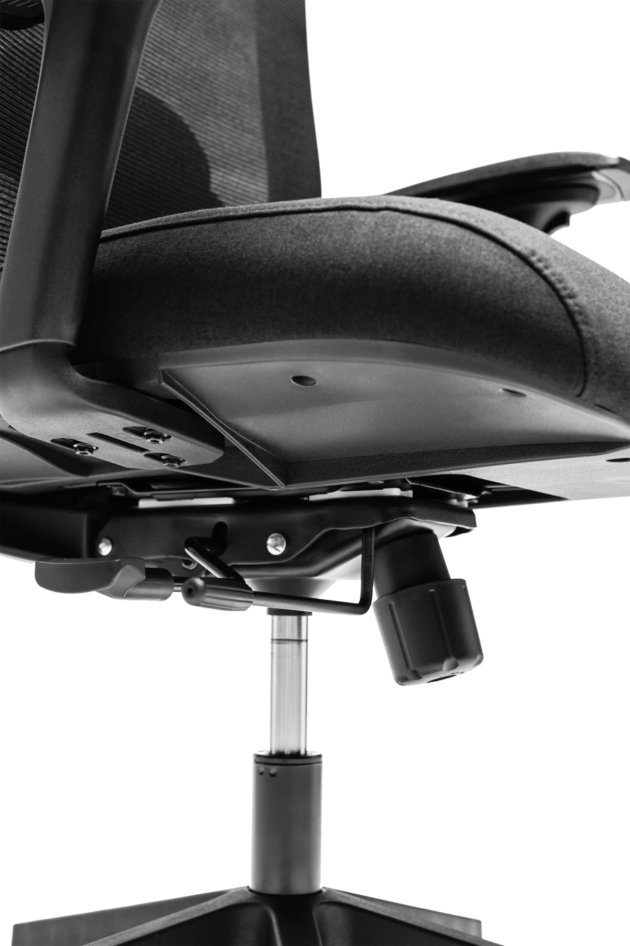 Roma: CUSTÓ Roma redefinește confortul și adaptabilitatea în mediul profesional: șezutul tapițat din stofă oferă o priză plăcută și susținere constantă, iar spătarul din plasă elastomerică asigură ventilație eficientă pe durata întregii zile de lucru. Suportul lombar reglabil pe înălțime permite ajustarea precisă pentru o susținere optimă a zonei inferioare a spatelui. Tetiera reglabilă pe înălțime completează ergonomia, oferind susținere suplimentară pentru cap și gât. Cotierele reglabile 4D (în înălțime, adâncire, lățime și unghi) permit personalizarea poziției brațelor în funcție de activitățile desfășurate. Mecanismul multifuncțional cu blocare în trei poziții și translare a șezutului asigură flexibilitate în mișcare și stabilitate. Baza stelată din plastic dur, echipată cu roți din poliuretan, garantează mobilitate lină și stabilitate pe diferite tipuri de suprafețe. Designul all-black conferă o notă sobru-executivă, potrivită pentru birouri moderne unde confortul și profesionalismul contează.
