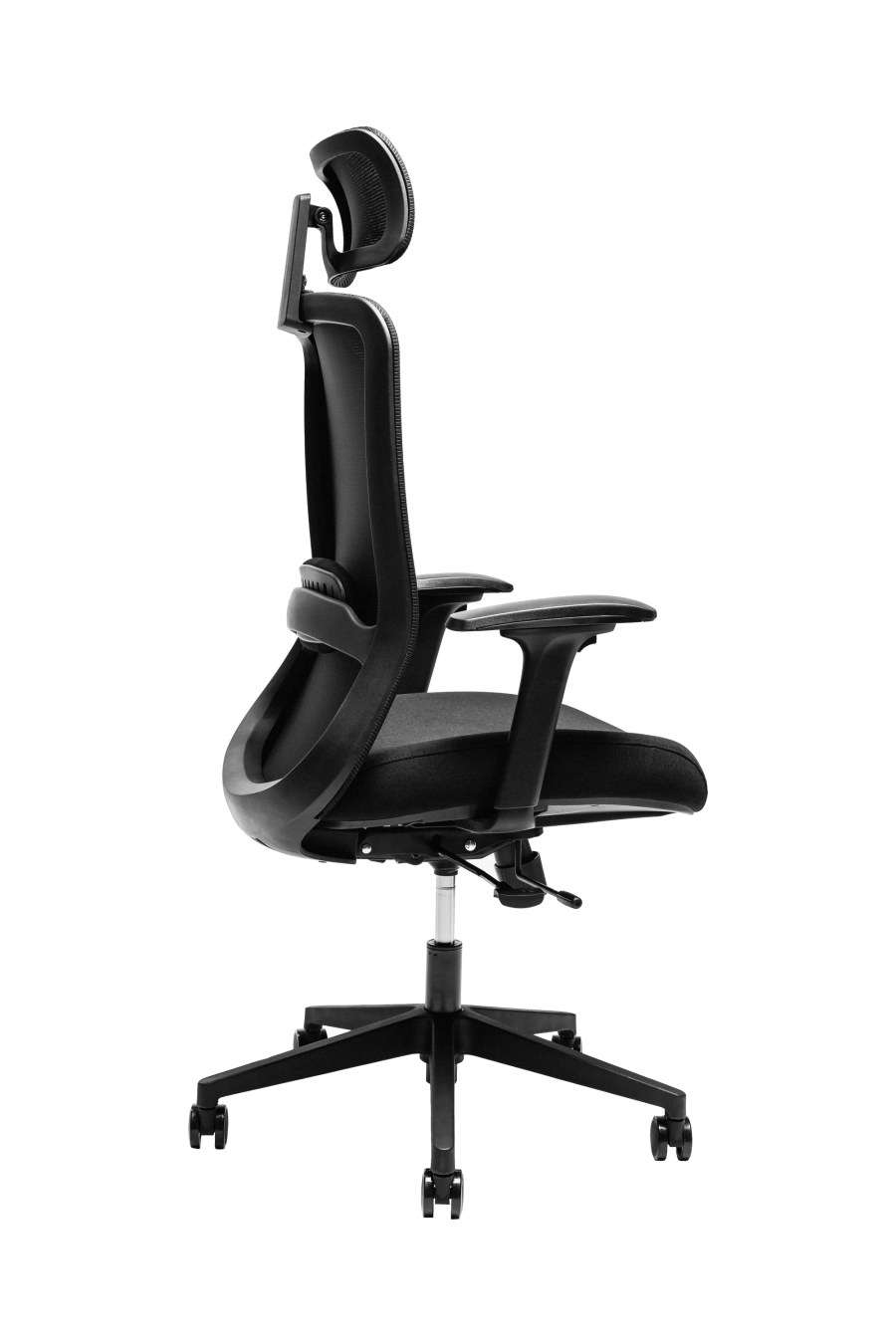 Roma: CUSTÓ Roma redefinește confortul și adaptabilitatea în mediul profesional: șezutul tapițat din stofă oferă o priză plăcută și susținere constantă, iar spătarul din plasă elastomerică asigură ventilație eficientă pe durata întregii zile de lucru. Suportul lombar reglabil pe înălțime permite ajustarea precisă pentru o susținere optimă a zonei inferioare a spatelui. Tetiera reglabilă pe înălțime completează ergonomia, oferind susținere suplimentară pentru cap și gât. Cotierele reglabile 4D (în înălțime, adâncire, lățime și unghi) permit personalizarea poziției brațelor în funcție de activitățile desfășurate. Mecanismul multifuncțional cu blocare în trei poziții și translare a șezutului asigură flexibilitate în mișcare și stabilitate. Baza stelată din plastic dur, echipată cu roți din poliuretan, garantează mobilitate lină și stabilitate pe diferite tipuri de suprafețe. Designul all-black conferă o notă sobru-executivă, potrivită pentru birouri moderne unde confortul și profesionalismul contează.